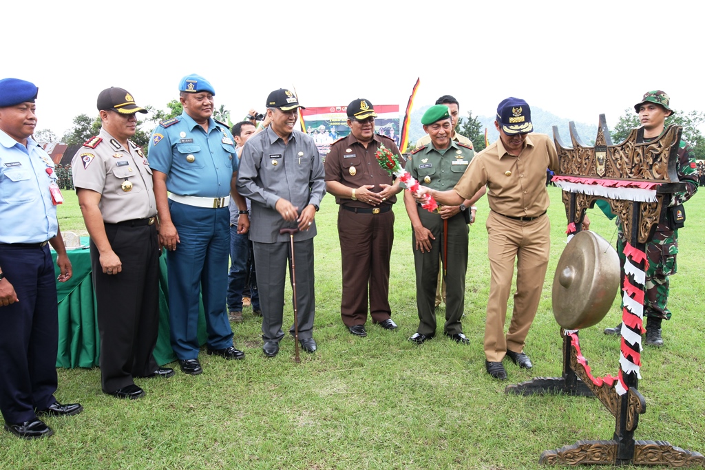 Pembukaan TMMD/N Ke 96 Tahun 2016 di Tanah Datar Pembukaan TMMD/N Ke 96 Tahun 2016 di Tanah Datar